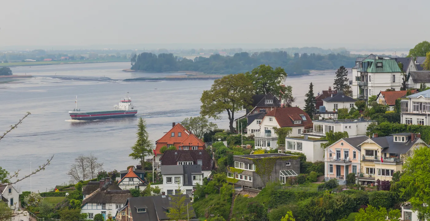 Blick auf die Elbe und das Treppenviertel in Blankenese
